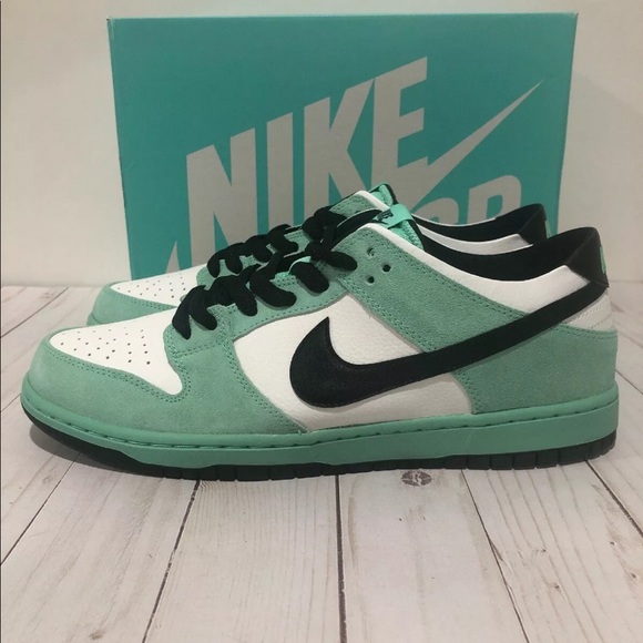 🔴SOLD🔴NWT NIKE DUNK LOW SB ISHOD WAIR Green Glow - Picture 3 of 8